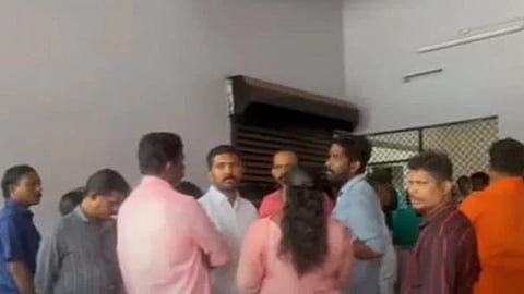 Young man dies after being given anesthesia; Relatives protest in front of hospital
