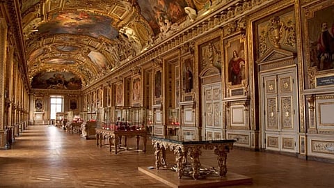 Louvre Museum closes after theft