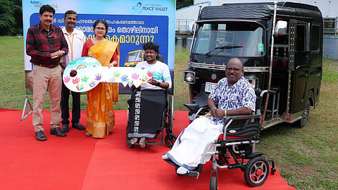 അനീഷിന് പുതു ജീവിതത്തിലേക്കുള്ള യാത്രക്ക് ഓട്ടോ റിക്ഷയുമായി ആസ്റ്ററും പീസ് വാലിയും