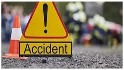 Two people seriously injured after hitting a pole at Vettichira Toll Plaza, Malappuram