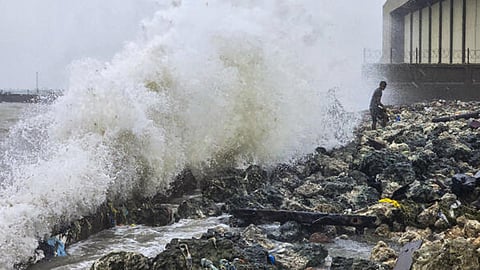 ditwah cyclone Red alert in Tamil Nadu