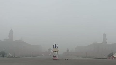 delhi more than 100 flights cancelled