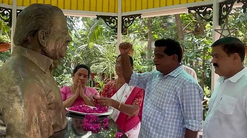 t.k. govindan visits kodiyeri balakrishnan house