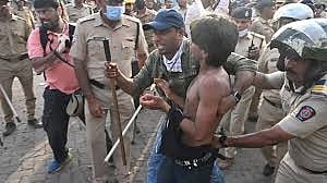 Stone pelted while demolishing slum in Bandra