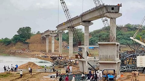 under construction bridge collapsed in uttar pradesh