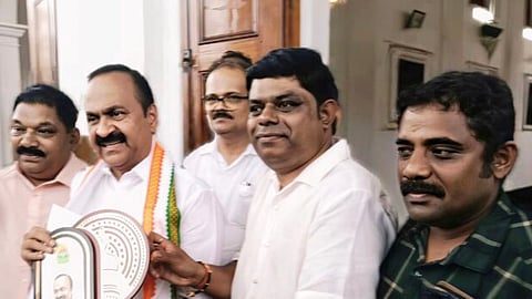 Representatives of Nashik Malayali Cultural Association met with VD Satheesan