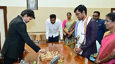 Praggnanandh plays against Vijay; played well but still lost |Video