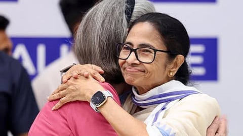 sonia gandhi invited mamata banerjee on congress