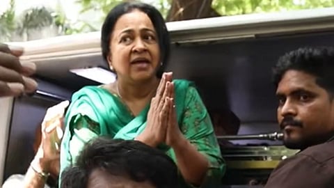 Radhika explodes as media mob covers Bhagyaraj's body | Video