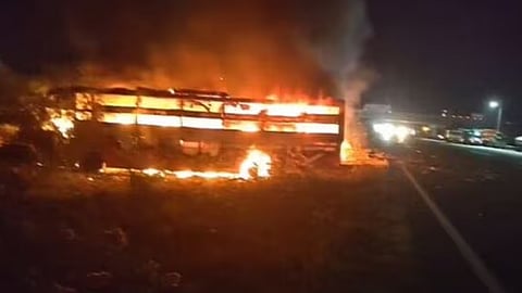 bus truck accident 7 death in delhi