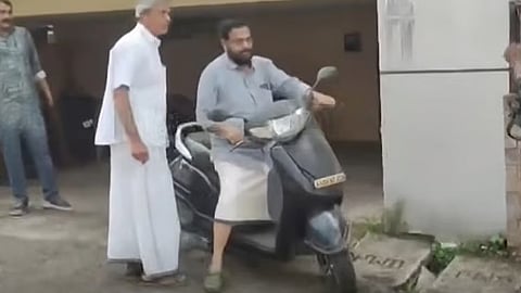 kadakampally-surendran-visits-ramesh-chennithala-on-scooter-without-helmet
