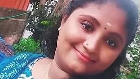 gold loan firm employee dies by suicide in vizhinjam