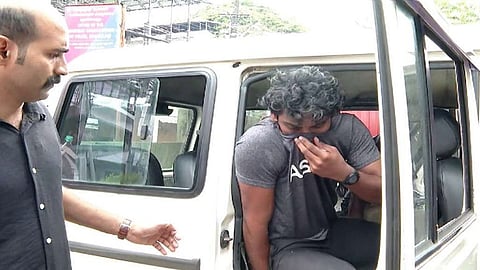 Attempt to steal beds from Maharaja's Hostel; former student from Angamaly held