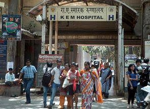 Maharashtra Food Safety Department seals KEM Hospital canteen.