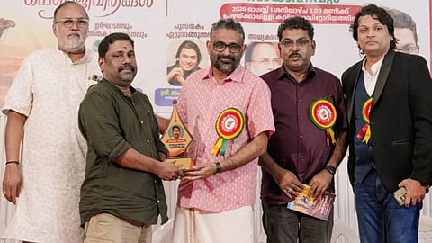 Metro vaartha News reporter Deepesh K. Divakaran receives Media Award