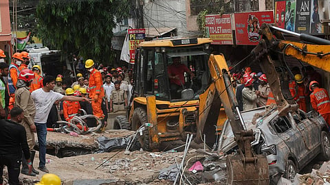 delhi building collapsed three death update