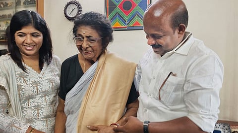 Kerala Government honors translator Leela Sarkar; Minister M. Liju visits her residence in Navi Mumbai.