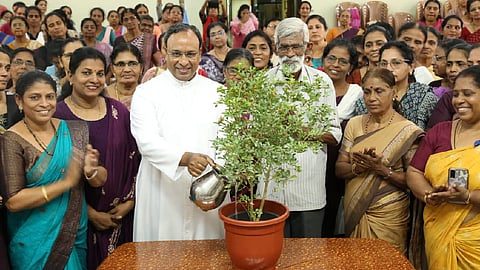 Fr. Twinkle Vazhappilly, Director of the Thrissur Archdiocese Mathruvedi, inaugurates a workshop organized for mothers as part of the National Nutrition Fortnight.