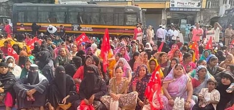 The CPI staged a protest in front of the Bhiwandi Municipal Council.