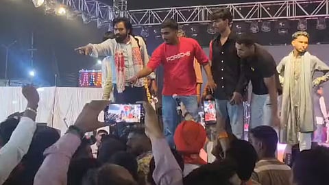 Bajrang Dal activists questioned the presence of Muslims at a Garba event in Chhattisgarh; the event was disrupted.