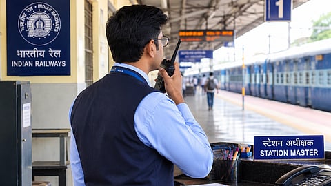 railway station master age limit