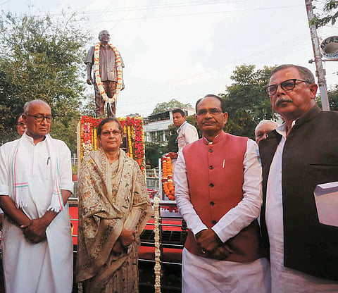 CM Shivraj Singh Chouhan with former CM and MP Digvijay Singh and daughter of Congress leader Arjun Singh, Veena Singh during the unveiling ceremony of the statue of Arjun Singh in Bhopal
