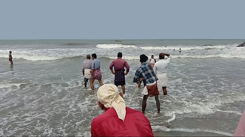 Two teens missing from Kozhikode beach after going into sea to retrieve ball