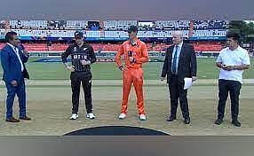 Netherlands win toss and elect to field against New Zealand