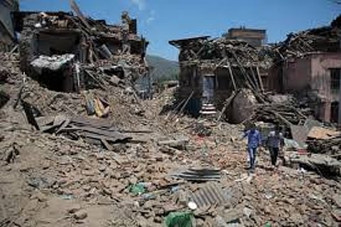 Nepal's Quake Survivors Face Shortage of Aid: Thousands Struggle for Food, Clothes, and Medicines