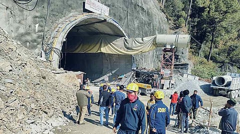 CM Dhami Visits Uttarkashi Tunnel Collapse Site; Rescue Efforts Underway, Debris Stabilization in Progress
