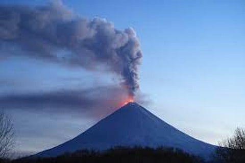 Klyuchevskaya Sopka: Eruption sends ash columns above Russian peninsula