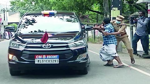 Youth Congress protest against Kerala ministerial delegation