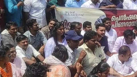Youth Congress take out march to Kerala Assembly; Police use water cannons