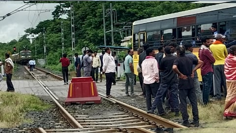 school bus gets stuck at level crossing in Nagpur
