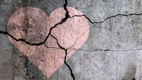 Grief-stricken woman embraces husband's lifeless body, dies moments after