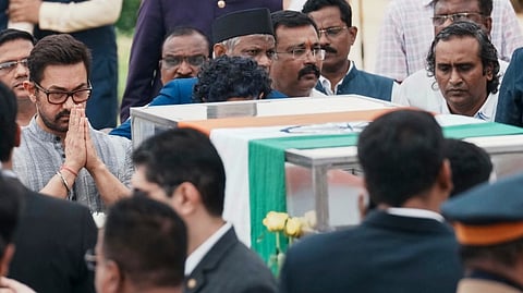 Aamir Khan paying tributes to Ratan Tata.
