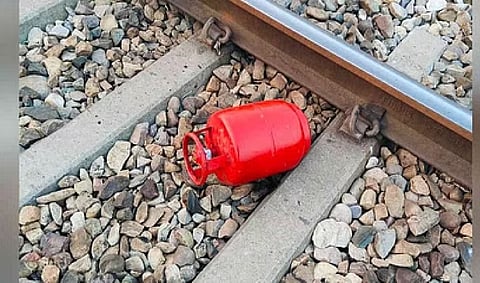 U'khand: Gas cylinder found on tracks in Roorkee