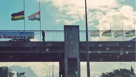 Mauritius fly both Mauritian and Indian flag at half-mast as tribute to former Indian PM Dr. Manmohan Singh