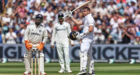 Siraj strikes twice before Smith smashes sensational hundred