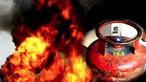 Four migrant workers suffered burns when gas from their cooking cylinder leaked police said.