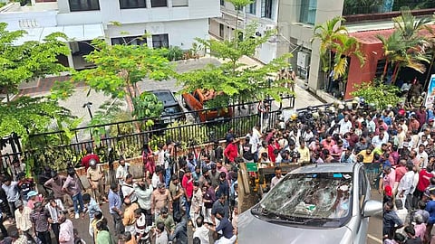 CPI(M) workers attack vehicle carrying ED officials outside Vijayan's residence
