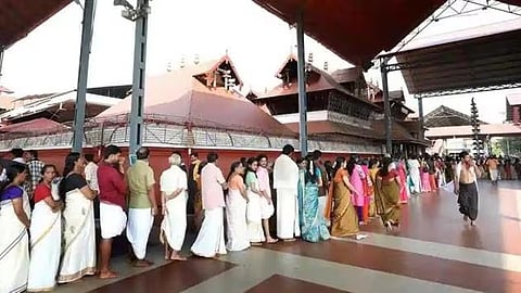 devotees in queue outside Guruvayur temple
