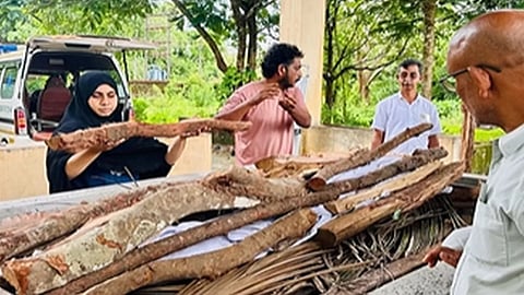 Muslim woman panchayat member performs last rites of Hindu man