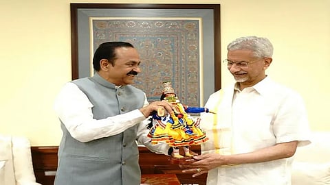 Keralam CM meets Jaishankar, discusses welfare of Pravasi community