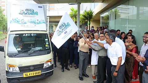 'Nadu Vandi', an awareness journey organized as part of World Spine Day, getting flagged off by Dr. Dilip Panikar, Neurosurgery Senior Consultant and Dr. K. M. Mathew, PMR Senior Consultant along with Dr. Anup P. Nair, Dr.