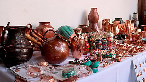 En la casa de la cultura se instaló la exhibición y venta de alfarería, rebosos, cobre, bordados, muñecas, textiles y otros artículos