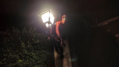 ¡Spiderman anda suelto en Morelia!, trepa columnas y a veces cae mal