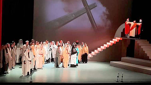 La puesta en escena muestra una gran participación coral y musical con presencia de momentos de reflexión teológica