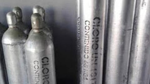 Es un cilindro metálico de 68 kilogramos que contiene gas cloro licuado