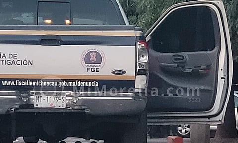 Dejan ataúd con dos ejecutados y encintados cerca de carretera en Michoacán